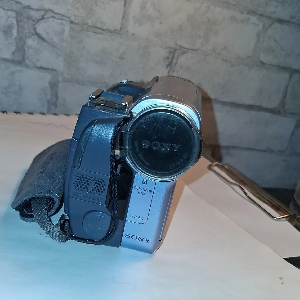 Sony Silver and Carl Zeiss Vario- Sonnar digitalHandycam
